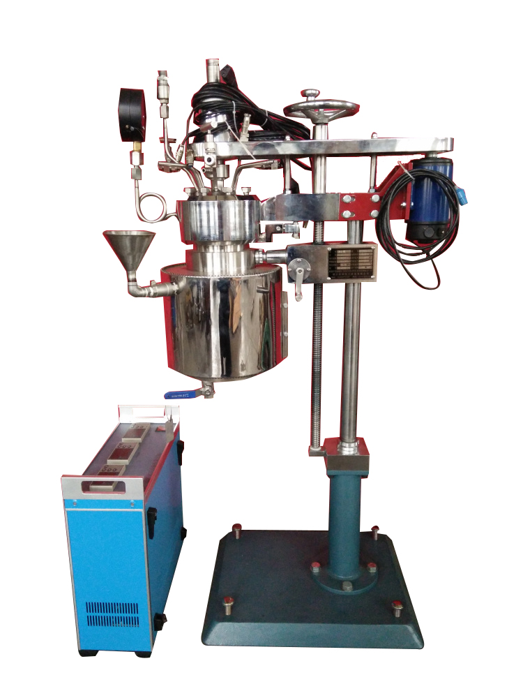 KCFD低壓系列--快開(kāi)卡環(huán)結(jié)構(gòu)-釜體下落、電加熱管加熱、翻轉(zhuǎn)出料側(cè)面照片