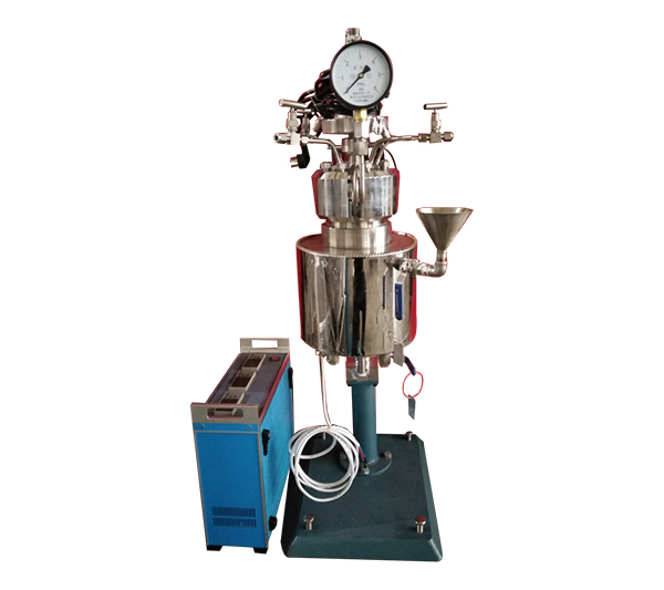 KCFD低壓系列--快開卡環(huán)結(jié)構(gòu)-釜體下落、電加熱管加熱、翻轉(zhuǎn)出料正面照片