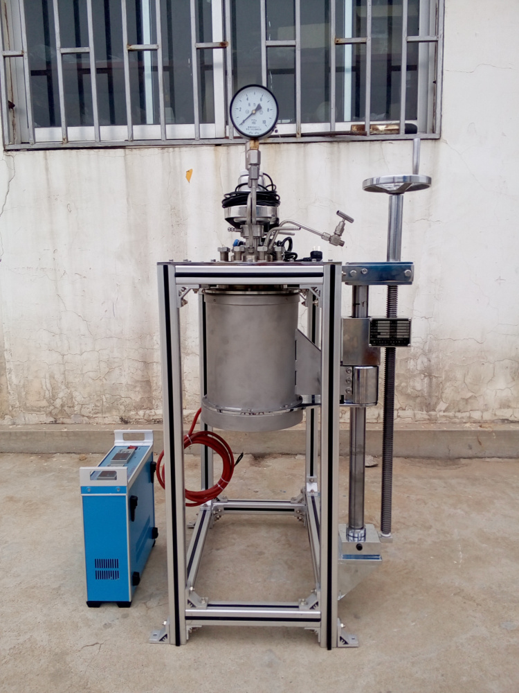 KCFD系列--加熱爐和釜體可下落、旋轉(zhuǎn)一邊1