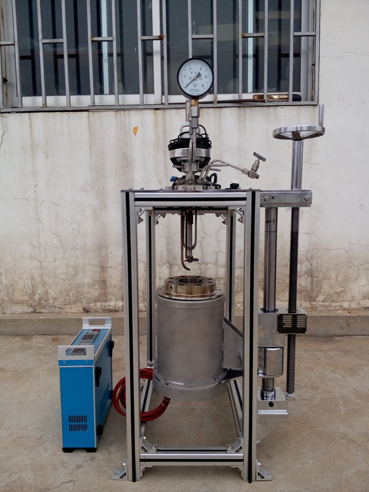 KCFD系列--加熱爐和釜體可下落、旋轉(zhuǎn)一邊2