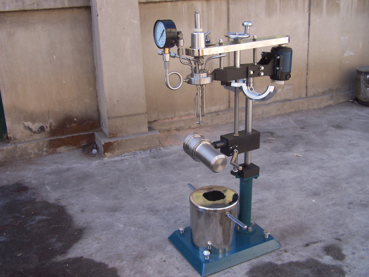 KCFD系列--快開卡環(huán)結(jié)構(gòu)-釜體下落、翻轉(zhuǎn)出料側(cè)面照片