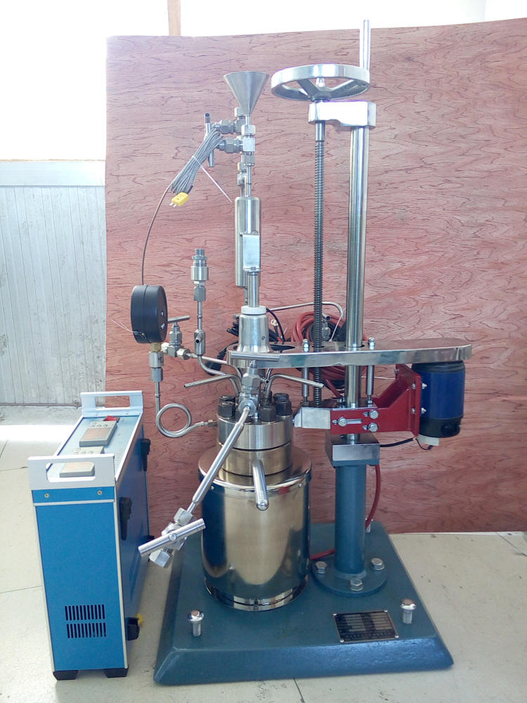 KCF系列-釜蓋升降，帶在線加料、在線取樣側(cè)面照片