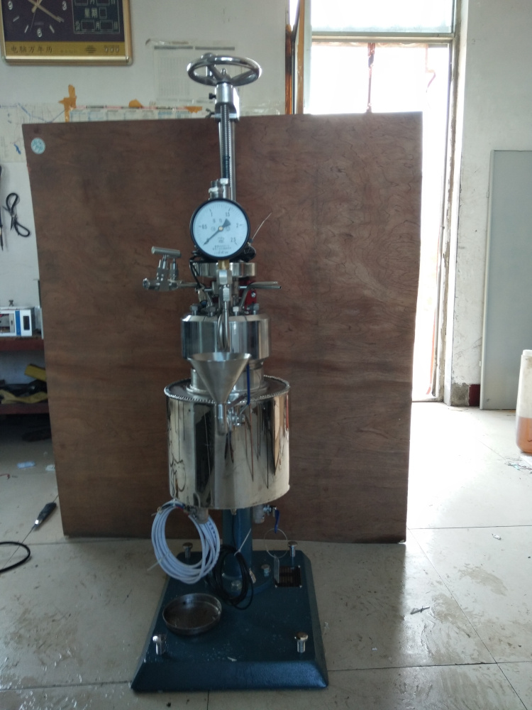 KCF系列--釜體可翻轉(zhuǎn)出料、夾套電加熱管加熱導(dǎo)熱油1