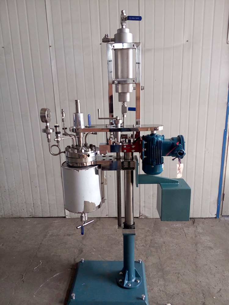 DFCF系列-電動升降釜體帶冷凝器.側(cè)面照片