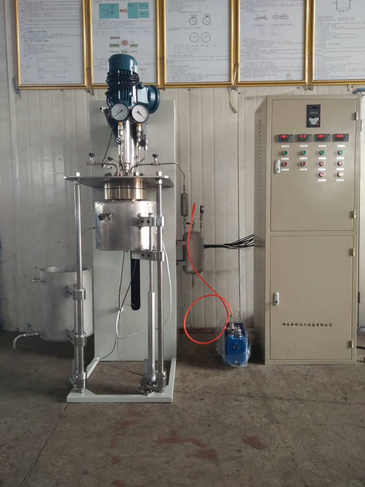 DFCF系列-釜體電動升降翻轉(zhuǎn)、加熱爐和水槽電動升降并可側(cè)移2